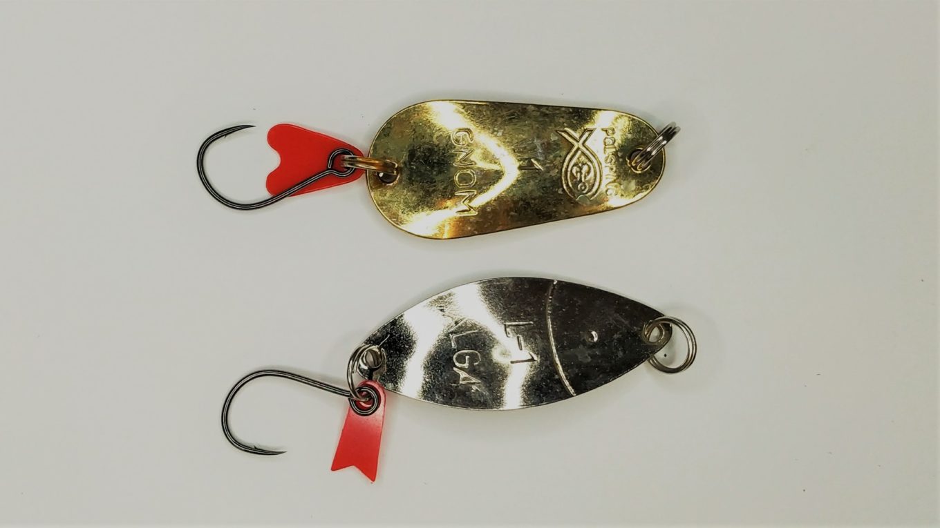 Goldfarbener und Chromfarbender Blinker mit Einzelhaken und rotem Spinnerblatt